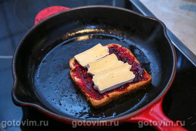 Горячие тосты с сыром бри, беконом и клюквенным вареньем