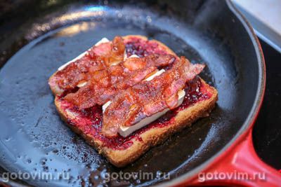 Горячие тосты с сыром бри, беконом и клюквенным вареньем