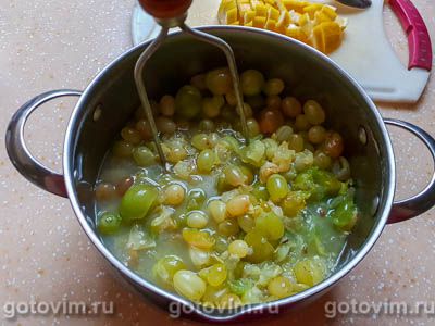 Десерт из виноградного желе со сливочным сыром