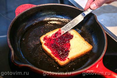 Горячие тосты с сыром бри, беконом и клюквенным вареньем