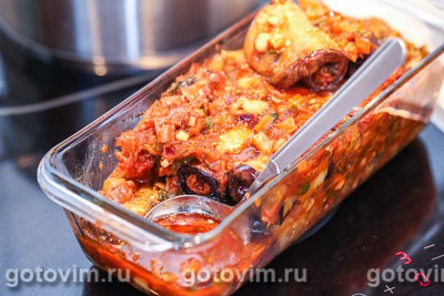 Рулетики из баклажанов, тушенные в овощном соусе