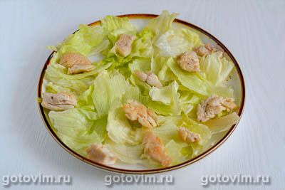 Салат с жареной куриной грудкой, помидорами черри и перепелиными яйцами Салат с жареной куриной грудкой, помидорами черри и перепелиными яйцами