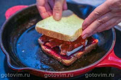 Горячие тосты с сыром бри, беконом и клюквенным вареньем