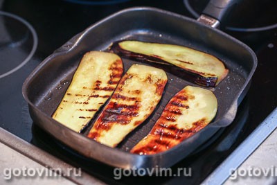 Рулетики из баклажанов, тушенные в овощном соусе