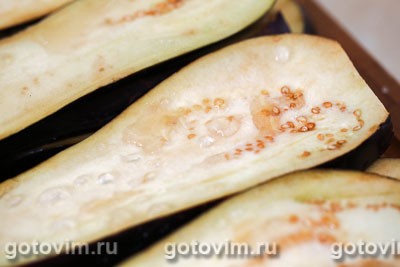 Рулетики из баклажанов, тушенные в овощном соусе