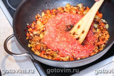 Рулетики из баклажанов, тушенные в овощном соусе
