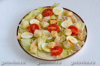 Салат с жареной куриной грудкой, помидорами черри и перепелиными яйцами Салат с жареной куриной грудкой, помидорами черри и перепелиными яйцами