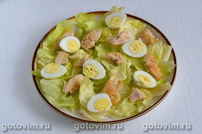 Салат с жареной куриной грудкой, помидорами черри и перепелиными яйцами Салат с жареной куриной грудкой, помидорами черри и перепелиными яйцами