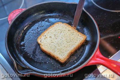 Горячие тосты с сыром бри, беконом и клюквенным вареньем