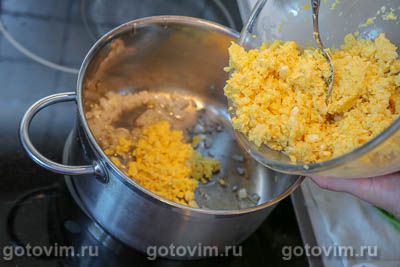 Каша из свежей кукурузы с помидорами и яйцом