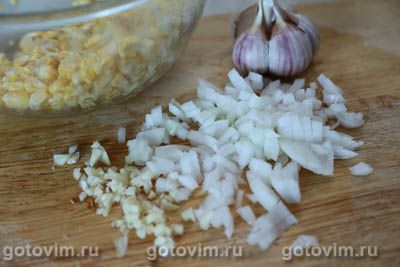 Каша из свежей кукурузы с помидорами и яйцом