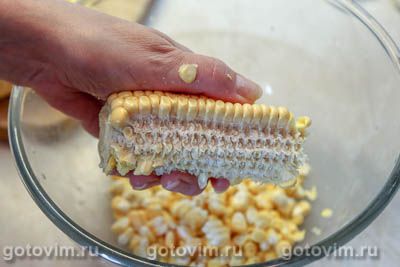 Каша из свежей кукурузы с помидорами и яйцом