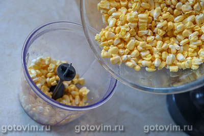 Каша из свежей кукурузы с помидорами и яйцом