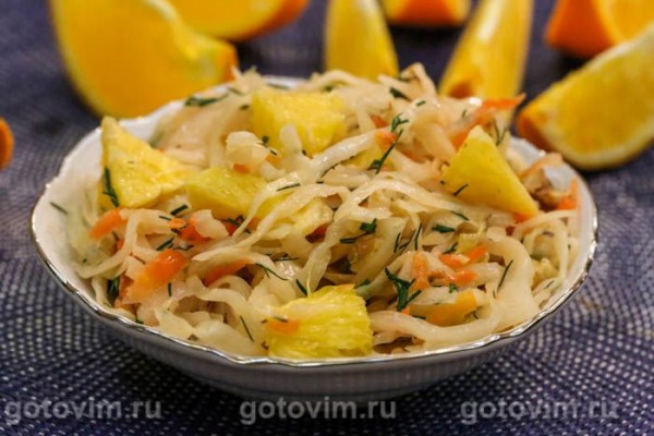 Салат из квашеной капусты с апельсином и грецкими орехами Салат из квашеной капусты с апельсином и грецкими орехами