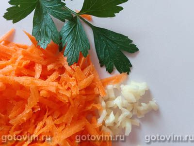 Теплый салат из моркови с жареными баклажанами, чесноком и зеленью Теплый салат из моркови с жареными баклажанами, чесноком и зеленью
