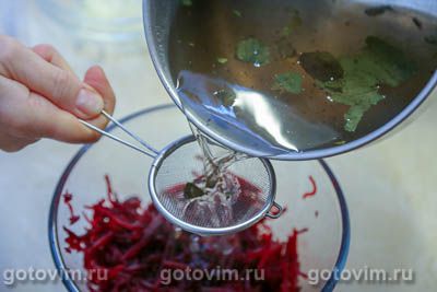Салат из маринованной свеклы с сельдью Салат из маринованной свеклы с сельдью