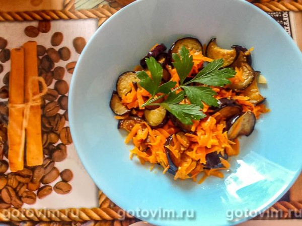 Теплый салат из моркови с жареными баклажанами, чесноком и зеленью Теплый салат из моркови с жареными баклажанами, чесноком и зеленью