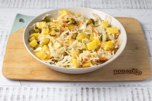 Салат из квашеной капусты с картошкой и огурцами