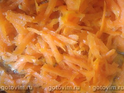 Теплый салат из моркови с жареными баклажанами, чесноком и зеленью Теплый салат из моркови с жареными баклажанами, чесноком и зеленью