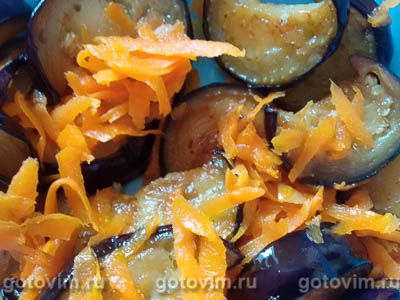Теплый салат из моркови с жареными баклажанами, чесноком и зеленью Теплый салат из моркови с жареными баклажанами, чесноком и зеленью