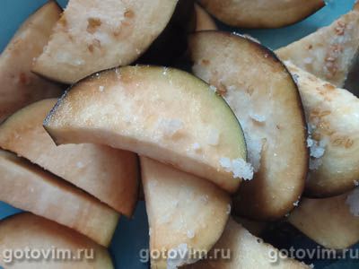 Теплый салат из моркови с жареными баклажанами, чесноком и зеленью Теплый салат из моркови с жареными баклажанами, чесноком и зеленью