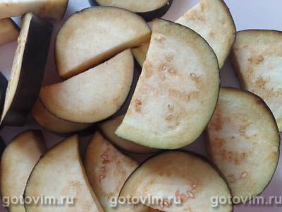 Теплый салат из моркови с жареными баклажанами, чесноком и зеленью Теплый салат из моркови с жареными баклажанами, чесноком и зеленью