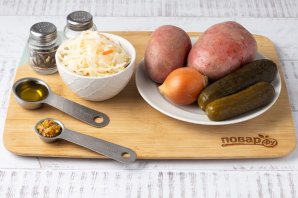 Салат из квашеной капусты с картошкой и огурцами