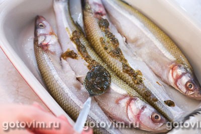 Корюшка, запеченная в духовке с соусом песто