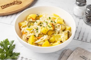 Салат из квашеной капусты с картошкой и огурцами