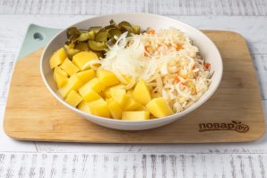 Салат из квашеной капусты с картошкой и огурцами