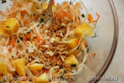 Салат из квашеной капусты с апельсином и грецкими орехами Салат из квашеной капусты с апельсином и грецкими орехами