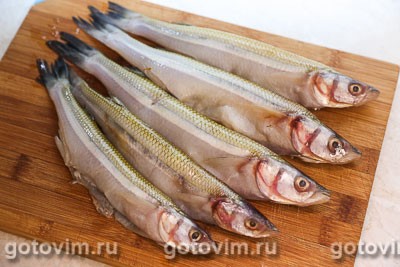 Корюшка, запеченная в духовке с соусом песто
