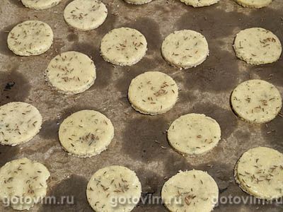 Рассыпчатое сырное печенье с тмином и травами