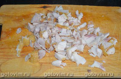 Слоеный салат с копченой курицей, ананасами и грецкими орехами Слоеный салат с копченой курицей, ананасами и грецкими орехами