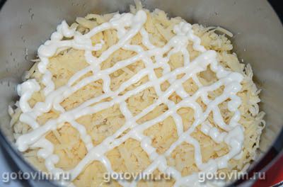 Слоеный салат с копченой курицей, ананасами и грецкими орехами Слоеный салат с копченой курицей, ананасами и грецкими орехами
