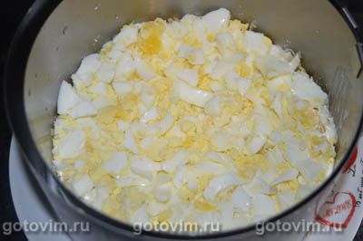 Слоеный салат с копченой курицей, ананасами и грецкими орехами Слоеный салат с копченой курицей, ананасами и грецкими орехами