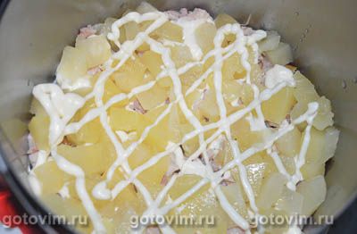 Слоеный салат с копченой курицей, ананасами и грецкими орехами Слоеный салат с копченой курицей, ананасами и грецкими орехами