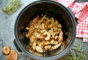 Куриные грудки в сливочном соусе в мультиварке Куриные грудки в сливочном соусе в мультиварке