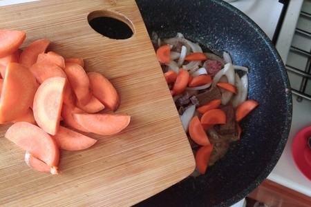 Тушёная говядина со свежим зелёным горошком