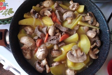 Тушёная говядина со свежим зелёным горошком