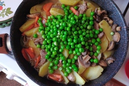 Тушёная говядина со свежим зелёным горошком