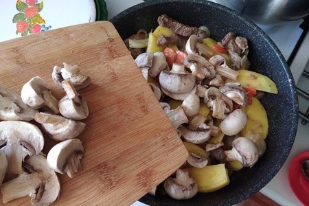 Тушёная говядина со свежим зелёным горошком