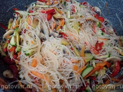 Салат из фунчозы с овощами и грибами