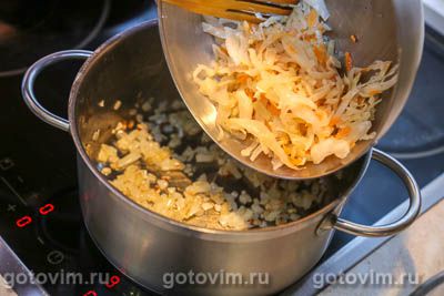 Картофель, тушенный с фрикадельками и квашеной капустой