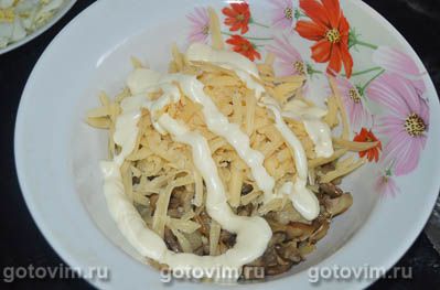Салат &laquo;Новогодняя елка&raquo; из жареных грибов с сыром и яйцом