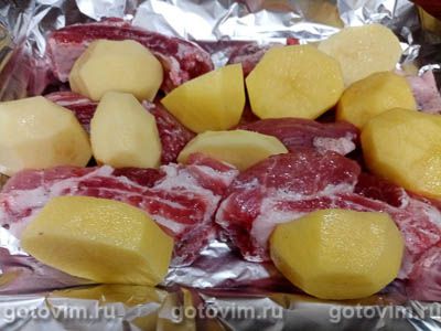 Свиные ребрышки с картофелем, запеченные в фольге 