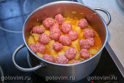 Картофель, тушенный с фрикадельками и квашеной капустой