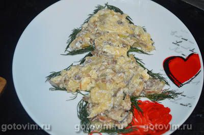 Салат &laquo;Новогодняя елка&raquo; из жареных грибов с сыром и яйцом
