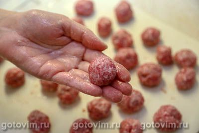 Картофель, тушенный с фрикадельками и квашеной капустой