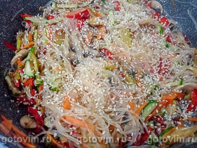 Салат из фунчозы с овощами и грибами